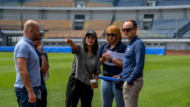 Delegasi FIFA meninjau Stadion Gelora Bandung Lautan Api di Gedebage, Bandung, Jawa Barat, Jumat (24/3/2023).