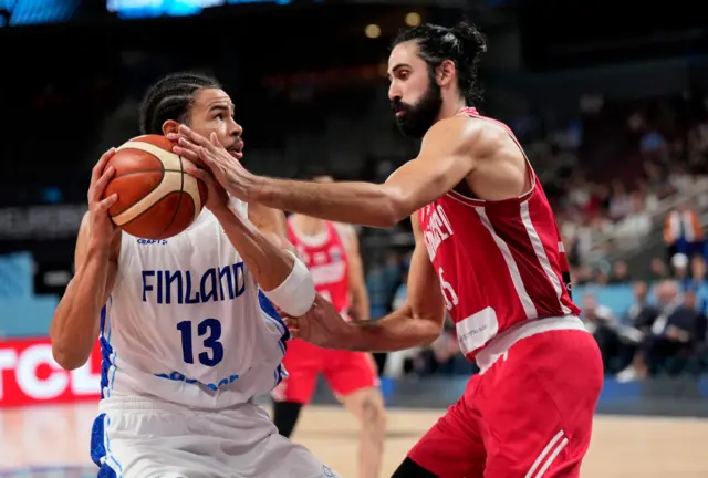 Olivije Nkamua (levo) i kasnije isključeni Goga Bitadze (desno)