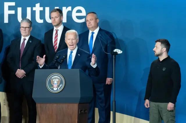 Прем’єр-міністр сер Кір Стармер (ліворуч) і президент України Володимир Зеленський (праворуч) спостерігають за промовою президента США Джо Байдена, де він представив президента України Володимира Зеленського як "президента Путіна" на 75-тому саміті НАТО в США, 11 липня 2024 року