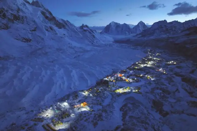 साँझका बेला सगरमाथा आधार शिविर