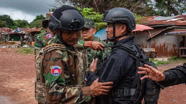 थाईलैंड और कंबोडिया के सैनिक एक दूसरे से बहस करते हुए 