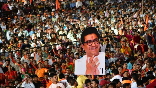 पाडवा मेळाव्यात जमलेले मनसे समर्थक