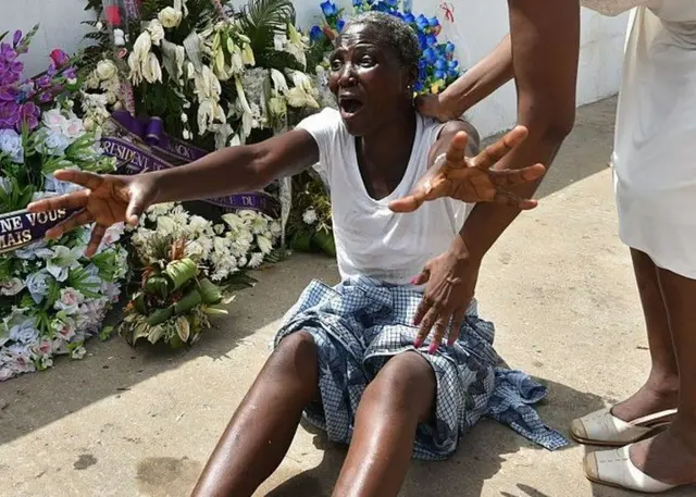 Une femme en pleurs.