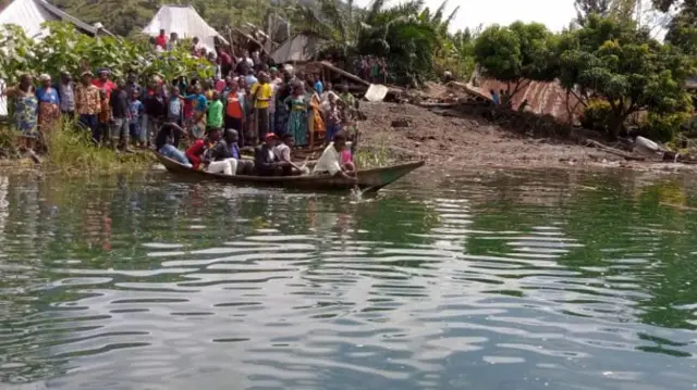 Abaturage nk'aba barimo gufasha mu bikorwa by'ubutabazi bifashishije ubwato busanzwe nk'ubu nibo batabaye abana barerembaga ku kiyaga