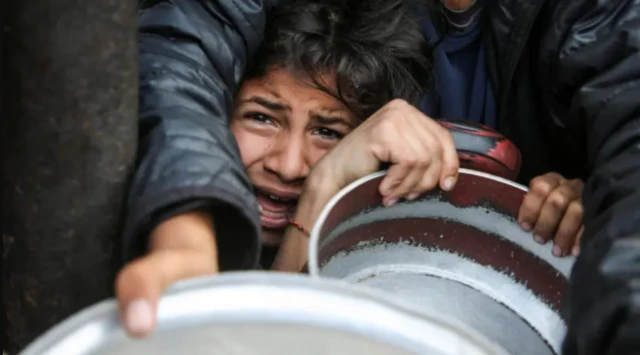 فلسطینیان د غزې جنوبي برخه د خان یونس په خیریه پخلنځي کې د پخو شويو خواړو ترلاسه کولو لپاره راټول شوي دي.