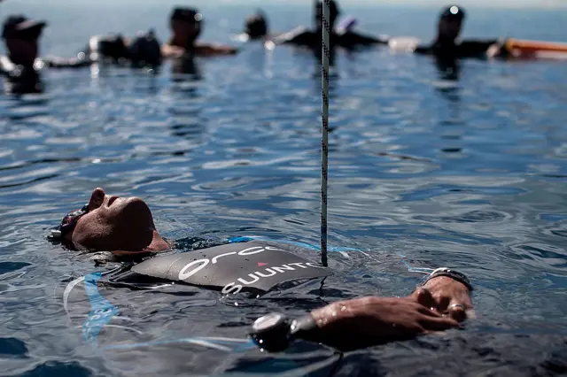 William Trubridge dalış için hazırlanıyor