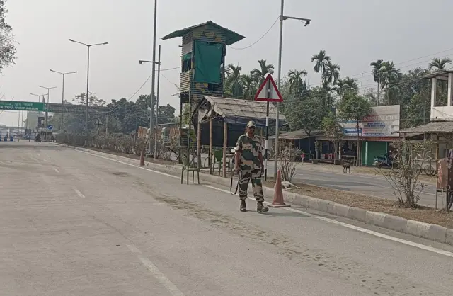 গত প্রায় দেড় বছর ধরেই ভারত-বাংলাদেশ স্থল বাণিজ্যে স্থবিরতা দেখা যাচ্ছে। ফুলবাড়ি সীমান্তের ছবি, ফেব্রুয়ারি ২০২৬