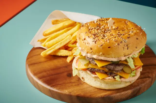 জাঙ্কফুড এড়িয়ে চলার পাশাপাশি জীবনযাত্রায় পরিবর্তন আনার কথা বলেছেন বিশেষজ্ঞরা-প্রতীকী ছবি।