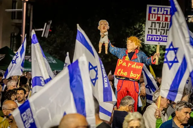 عروسک ترامپ و نتانیاهو در تظاهرات مخالفان دولت اسرائیل در تل‌آویو 