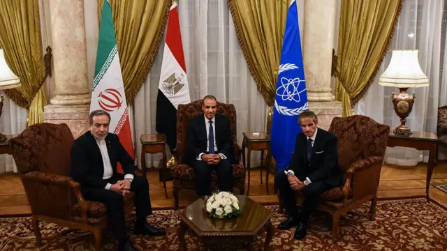 رافائل گروسی، دبیر آژانس بین‌المللی اتمی، بدر عبدالعاطی وزیر خارجه مصر و عباس عراقچی وزیر خارجه ایران