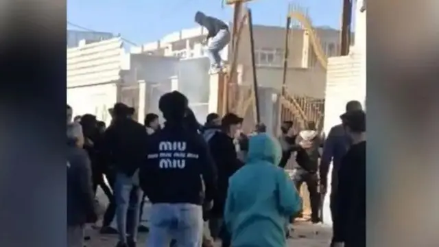 Göstericiler Fars vilayetindeki bir kamu binasına girmeye çalıştı