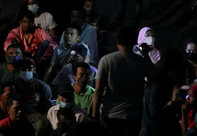 मलेशियाको अध्यागमन विभागले कामदारहरू बसेको ठाउँमा छापा मार्दाको दृश्य 