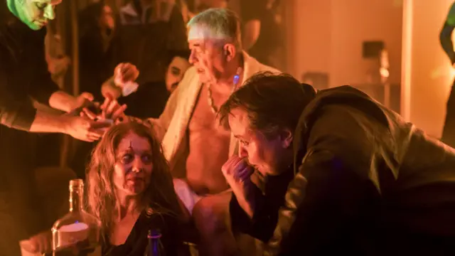 Fotografija sa snimanja na kojoj su Jelena Đokić (levo - sedi), Aleksandar Radivojević (desno) i Mima Karadžić (u sredini - stoji).