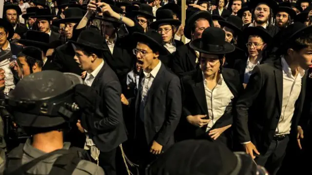 इसराइल में प्रदर्शन करते कट्टर धार्मिक यहूदी 