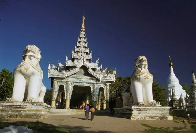 လမ်းစဉ်ပါတီခေတ်ဦး ၁၉၇၀ ကျော်က မန္တလေး ဘုရားကြီး အနောက်မုခ်