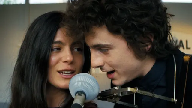 Monica Barbaro y Timothée Chalamet en "Un completo desconocido"