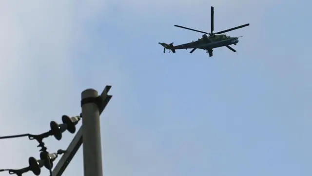 শান প্রদেশের আকাশে সেনাবাহিনীর একটি জঙ্গি হেলিকপ্টার।