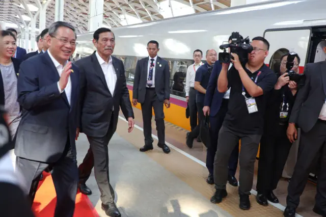 Menko Marves Luhut Binsar Pandjaitan (ketiga kiri) berbincang bersama Perdana Menteri China Li Qiang (kedua kiri) saat mencoba kereta cepat di Stasiun Kereta Cepat di Halim, Jakarta Timur, Rabu (6/9/2023). 