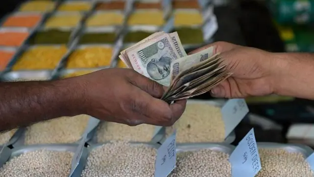 உணவுப் பொருட்கள் மீது பணம் கைமாறும் காட்சி