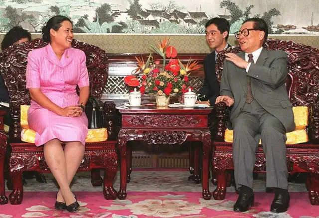 Princess Maha Chakri Sirindhorn of Thailand meets with Chinese President Jiang Zemin 21 August at the Zhongnanhai leadership compound in Beijing. Princess Sirindhorn is on a two-week tour of China at the invitation of the Chinese government. AFP PHOTO / HITONE SAKA / AFP / POOL / - (Photo credit should read -/AFP via Getty Images)