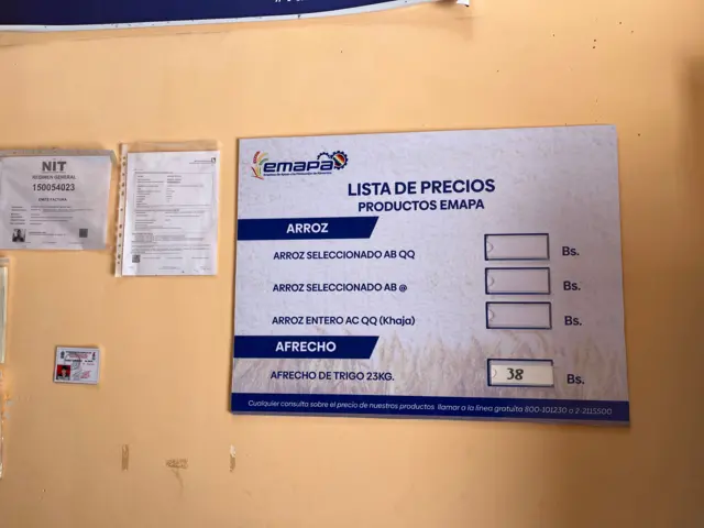 Na parede, cartaz mostra lista com preçosoutra vitória local betnacionalarroz e farinha