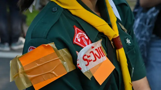 เมื่อเดือน ส.ค. 2563 กลุ่มนักเรียนออกมาประท้วงด้านหน้ากระทรวงศึกษาธิการเรียกร้องให้ปฏิรูปการศึกษา หนึ่งในคำถามต่อภาครัฐคือ กฎระเบียบของโรงเรียนที่ละเมิดสิทธิในร่างกาย เช่น การแต่งกาย ทรงผม รวมไปการลิดรอนสิทธิของนักเรียนผู้มีความหลากหลายทางเพศ