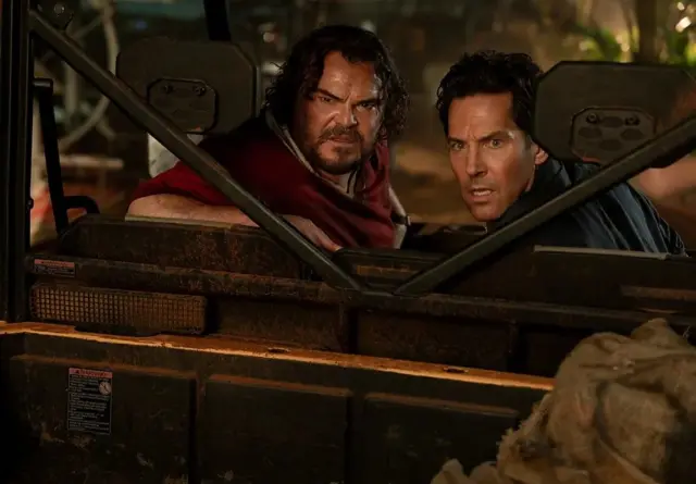 L'image montre Paul Rudd et Jack Black dans une scène du film d'action-comédie-horreur à venir, Anaconda (2025). 