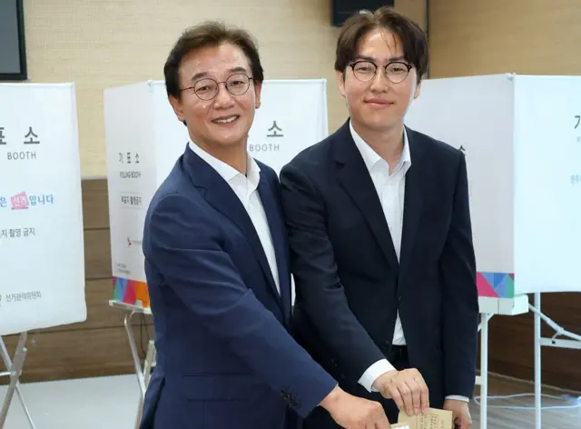 전재수 더불어민주당 부산시장 후보(왼쪽)와 하정우 더불어민주당 부산 북구갑 국회의원 후보가 6·3 지방선거 및 국회의원 재보궐선거 사전투표 첫날인 29일 부산 북구 덕천2동행정복지센터에 마련된 사전투표소에서 투표를 하고 있다.