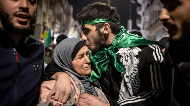 ပြန်လွတ်လာတဲ့ ပါလက်စတိုင်း အကျဉ်းသား နဲ့ မိခင်ဖြစ်သူတို့ ဆုံတွေ့စဉ်
A Palestinian prisoner hugs his mother after being released from an Israeli jail in exchange for Israeli hostages on November 26, 2023