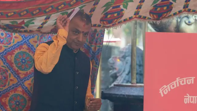 मतदान गर्दै गगन थापा