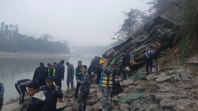 पृथ्वी राजमार्गअन्तर्गत धादिङको चरौँदीनजिकै दुर्घटनामा परेको यात्रुवाहक बस