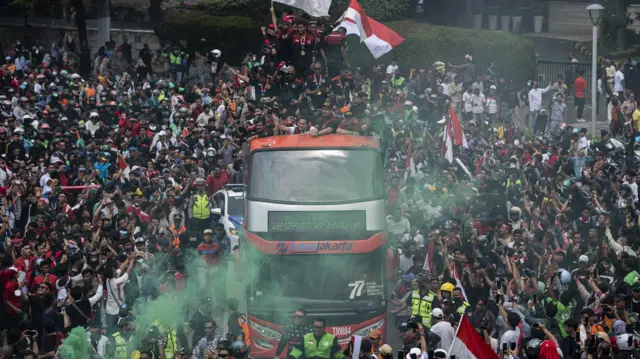 Kemenpora menggelar arak-arakan para atlet yang telah berjuang dalam SEA Games 2023 Kamboja dimulai dari kantor Kemenpora menuju Bundaran HI dan berakhir di kompleks Gelora Bung Karno, Senayan, Jakarta. 