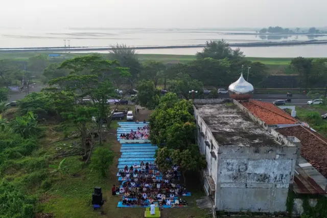Penyintas lumpur Lapindo shalat Idul Adha