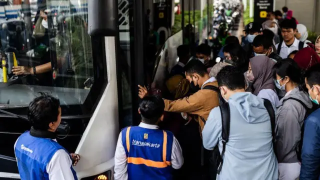 Pekerja di Jakarta dan kota besar lain masih sangat mengandalkan transportasi publik seperti TransJakarta untuk menuju tempat kerja. 