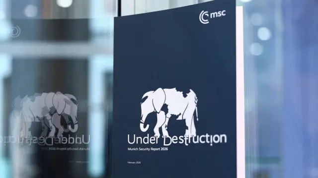 Kopia Raportu Bezpieczeństwa Monachium 2026, wystawiona podczas konferencji prasowej w Berlinie, Niemcy, 9 lutego 2026.
