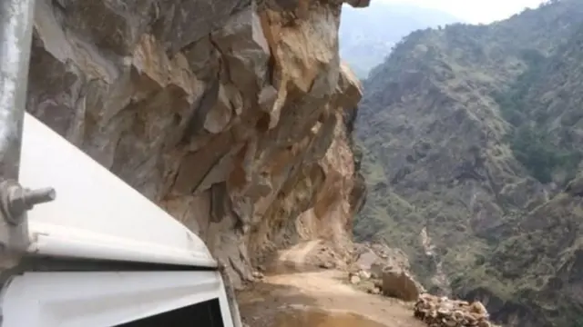 धारचूला से लिपुलेख को जोड़ने वाली सड़क, ये सड़क कैलाश मानसरोवर यात्रा मार्ग के नाम से भी प्रसिद्ध है (फ़ाइल फ़ोटो)