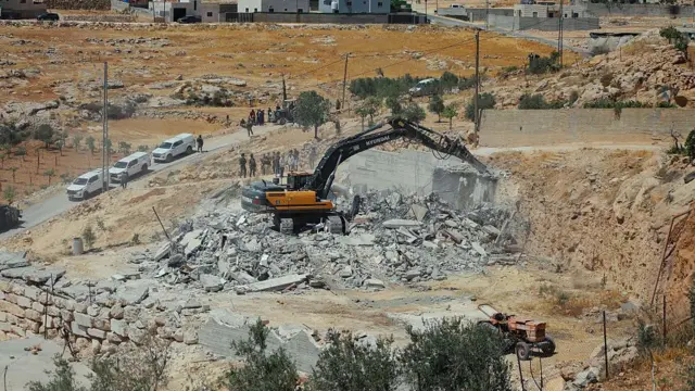 نیروهای اسرائیلی برجها، مدارس و دیگر زیرساختها را به صورت کنترلشده تخریب میکنند.