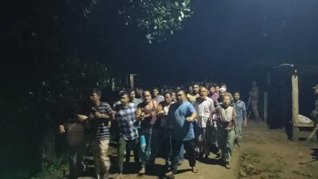 সেনাসদস্যকে মারধর করার প্রতিবাদে রাতে বিক্ষোভ হয় মিছিল বের হয় জুরাছড়িতে