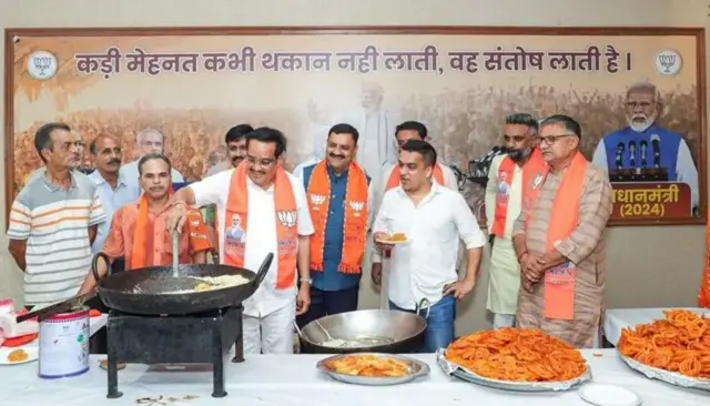 گجرات میں بی جے پی کے دفتر میں جلیبیاں بنائی گئيں