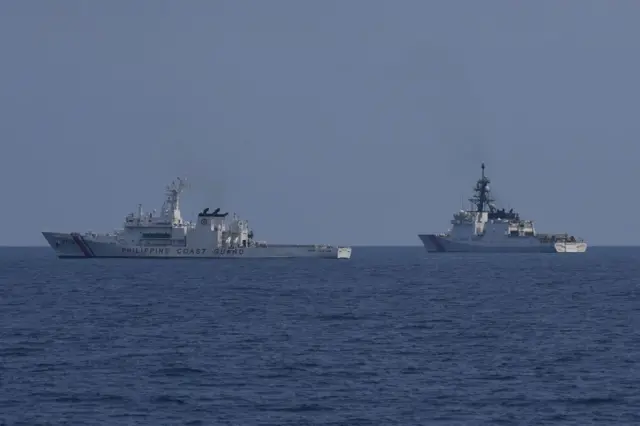 Tàu tuần tra của lực lượng bảo vệ bờ biển Philippines Melchora Aquino (trái) và tàu bảo vệ bờ biển Mỹ Stratton (phải) tham gia cuộc tập trận hàng hải với Nhật Bản ở Biển Đông vào ngày 6/6/2023