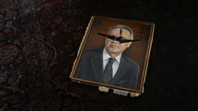 Kongre binasında parçalanan sanat eserlerinden biri