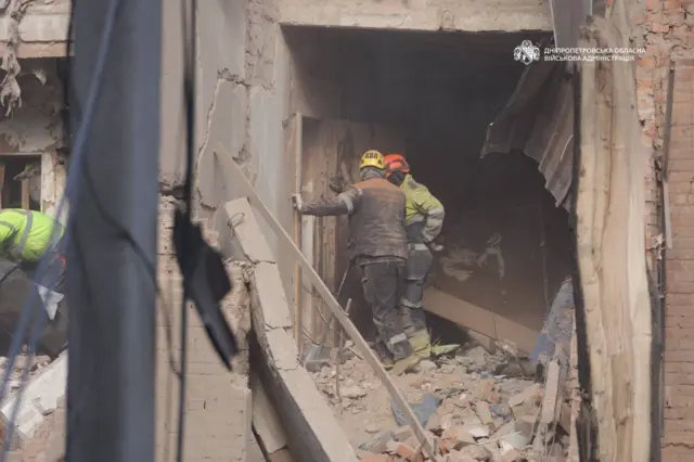 рятувальники на руїнах