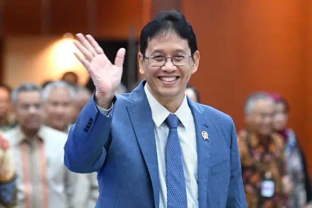 Menteri Keuangan Purbaya Yudhi Sadewa melambaikan tangan saat konferensi pers APBN KiTa edisi Mei 2026 di Jakarta, Selasa (05/05).