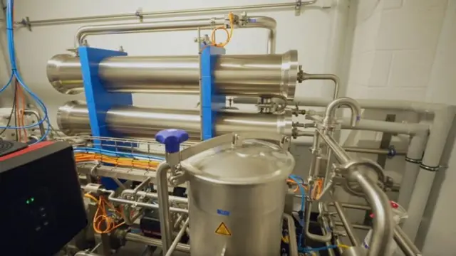 बिअर एका चाळणीतून गाळली जाते. या चाळणीमुळे मोठ्या रेणूंच्या सुगंधित कम्पाऊंड्सला अडवलं जातं. तर, अल्कोहोल आणि पाण्याच्या लहान रेणूंना त्यातून जाऊ दिलं जातं.