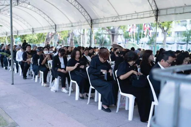 ประชาชนที่เดินทางมาเพื่อเข้าถวายน้ำสรงพระบรมศพสมเด็จพระนางเจ้าสิริกิติ์ฯ เมื่อวันที่ 26 ต.ค. 2568 ร่วมกันใส่ชุดไว้ทุกข์สีดำ บางรายมีการนำพระฉายาลักษณ์ติดตัวมาด้วย