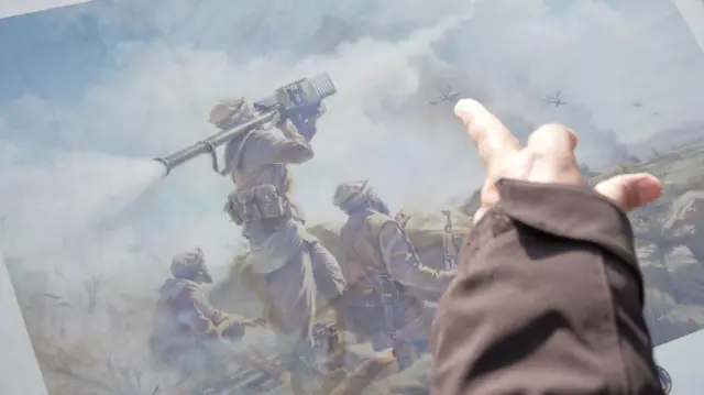 انجنیر غفار د سټېنګر توغندیو د توغولو د صحنې په تړاو خپل انځور ښيي.