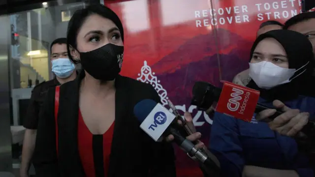 Jurnalis TV Swasta Brigita P. Manohara, memberikan keterangan kepada wartawan, usai diperiksa sebagi saksi, di Gedung KPK Merah Putih, Jakarta, Senin (25/7/2022). Brigita P Manohara dimintai keterangan soal aliran dana ke rekeningnya dari Bupati Mamberamo Tengah, Papua Ricky Ham Pagawak, yang kini masuk dalam Daftar Pencarian Orang (DPO) KPK.