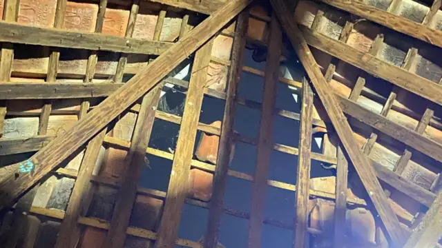 Genting tanah liat punya risiko di lokasi rawan gempa.