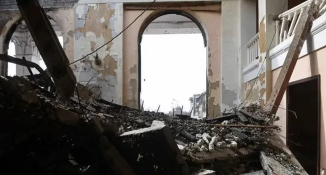 Обломки внутри здания театра