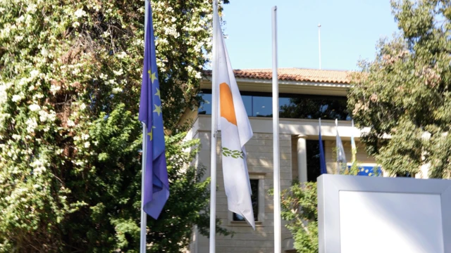 Lefkoşa'da yan yana dalgalanan Avrupa Birliği ve Kıbrıs Cumhuriyeti bayrakları